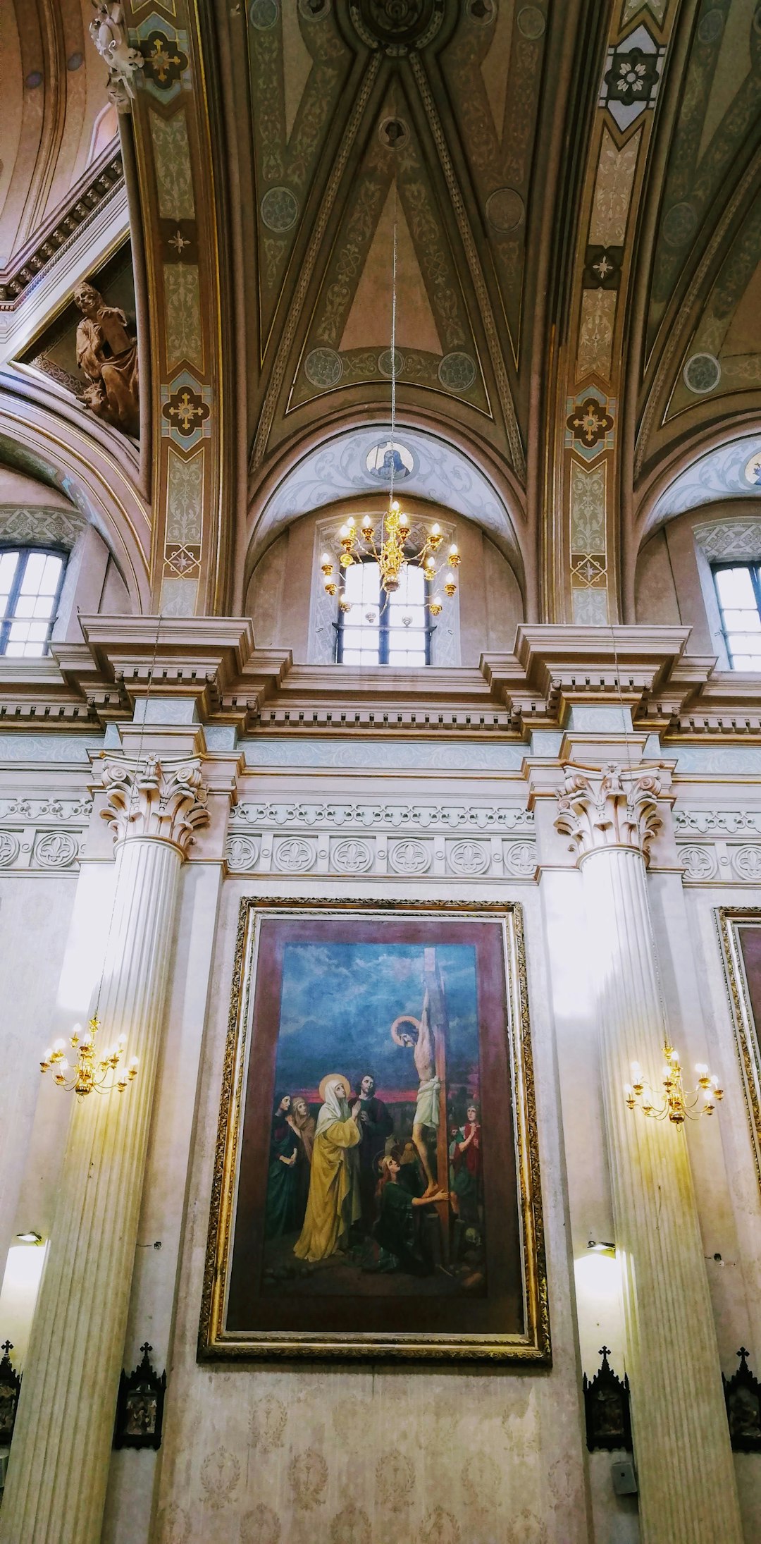 a-large-painting-hanging-in-a-large-room-uucqaktakrk