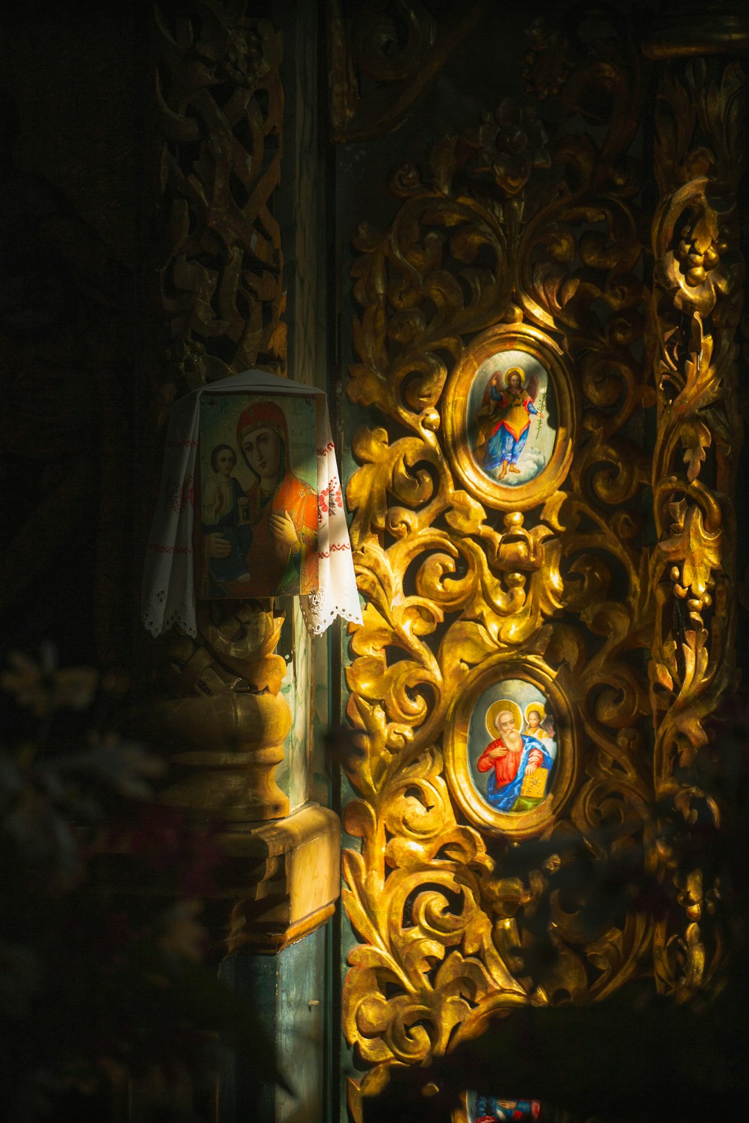 golden-ornate-door-with-religious-icons-illuminated-by-sunlight-skpczvd9dbc